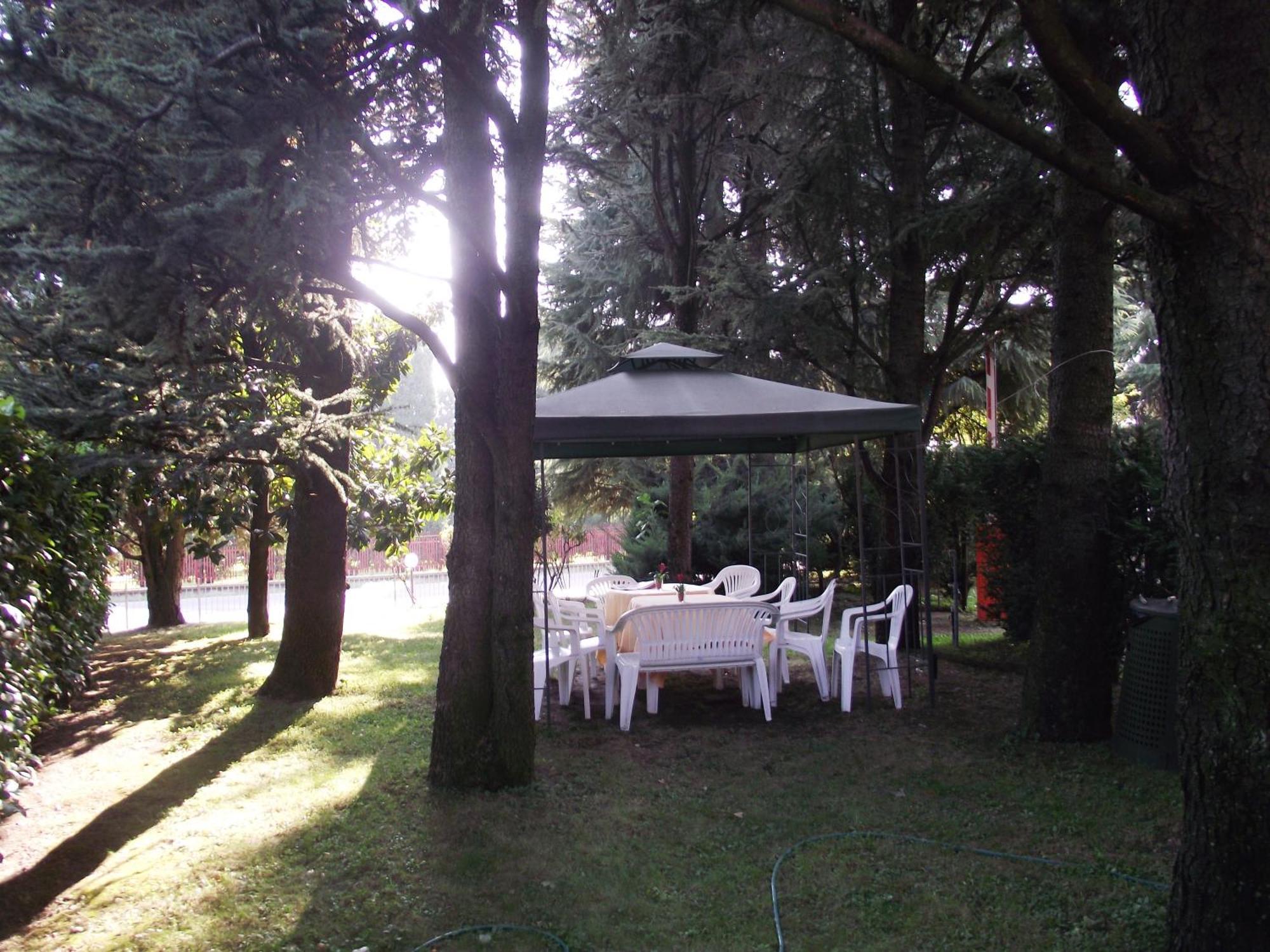 Hotel Motel Ovest Vittuone Buitenkant foto