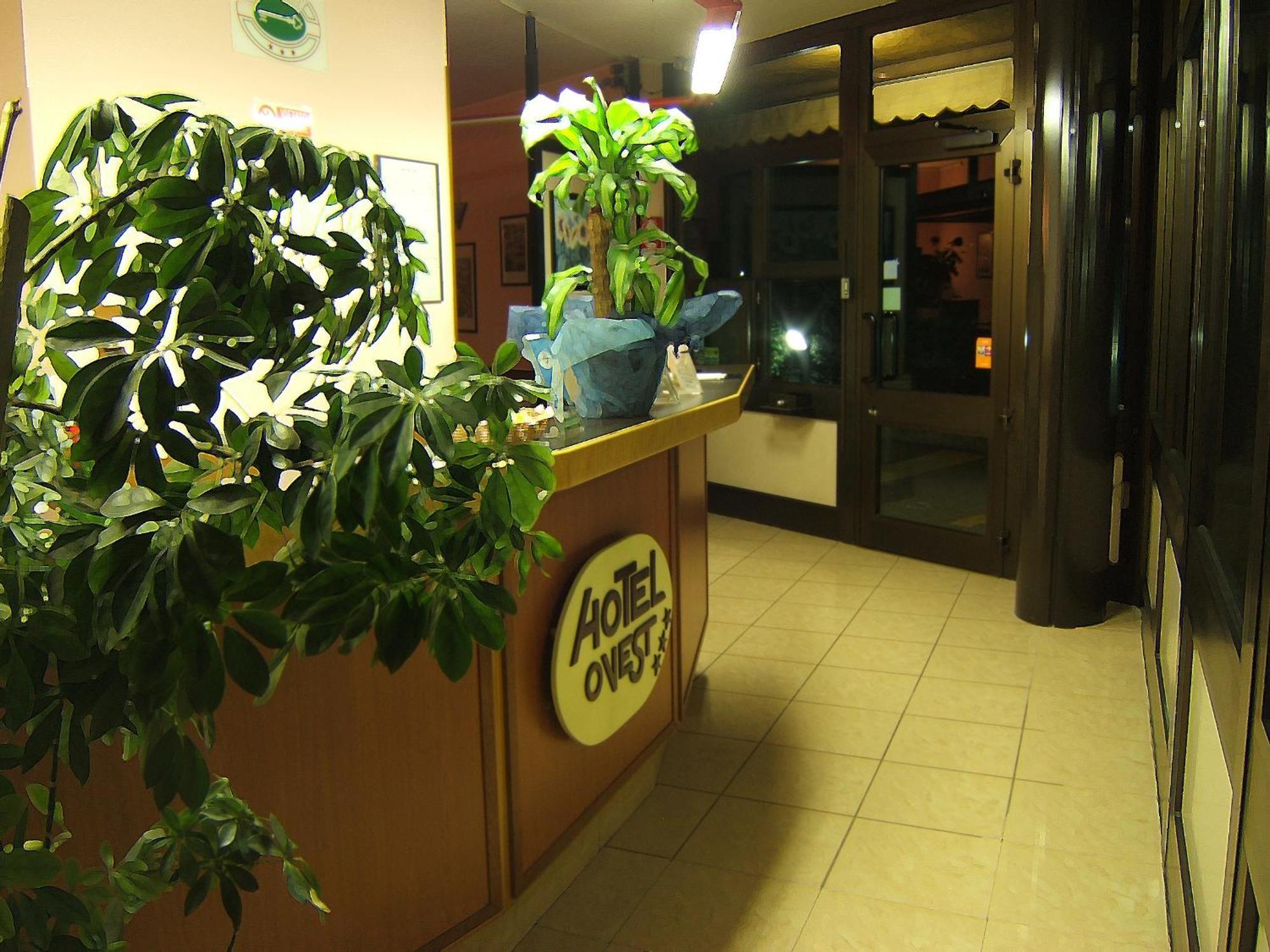 Hotel Motel Ovest Vittuone Buitenkant foto