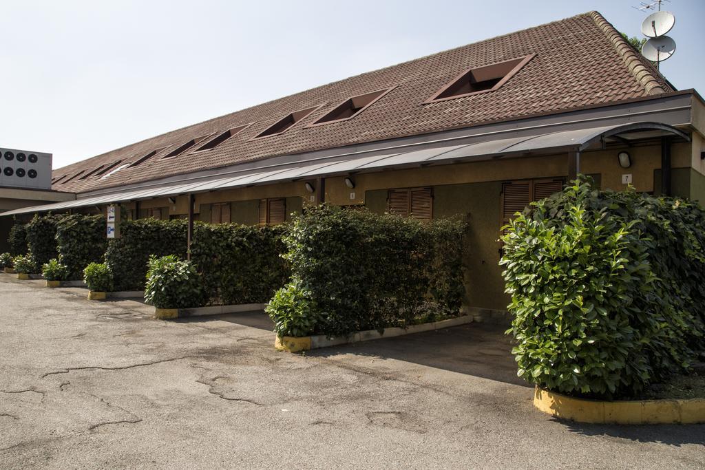 Hotel Motel Ovest Vittuone Buitenkant foto