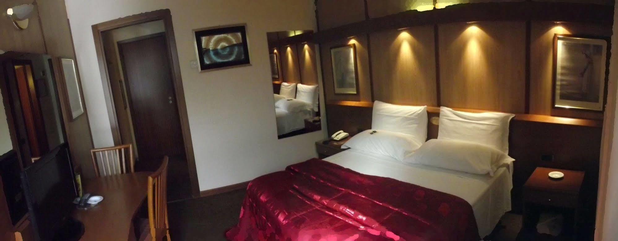 Hotel Motel Ovest Vittuone Buitenkant foto